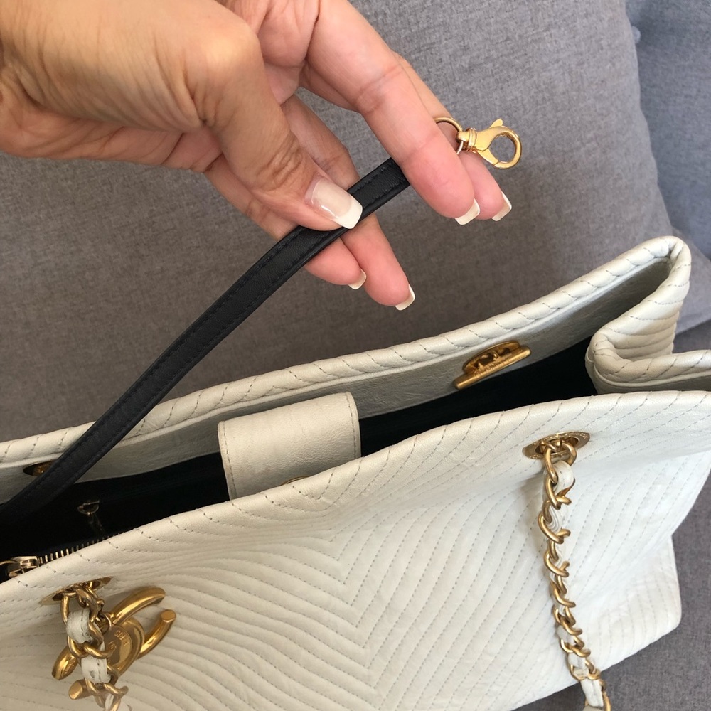 ❗️TRADED❗️CHANEL Calfskin Medallion Chevron Tote - Picture 7 of 8